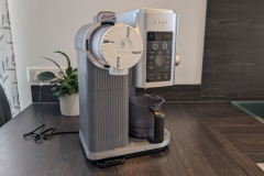 Mit ihrem modernen Design in Platin-Silber fügt sich die Maschine elegant in jede Küche ein. (Foto: Testsieger.de)