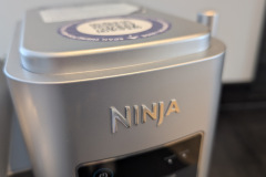 Das Gehäuse in Platin-Silber wirkt modern und hochwertig verarbeitet – ein echter Blickfang in der Küche. (Foto: Testsieger.de)