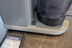 Über den Entriegelungsknopf lässt sich der Außenbecher sicher entnehmen. (Foto: Testsieger.de)