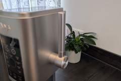 Der große Hebel auf der rechten Seite steuert die Softeisausgabe – mit angenehmem Widerstand und klarer Funktion. (Foto: Testsieger.de)