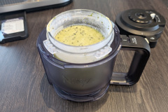 Die Grundmasse wird vorbereitet und eingefroren – erst danach gelingt die cremige Textur im Scoop- oder Soft-Serve-Modus. (Foto: Testsieger.de)