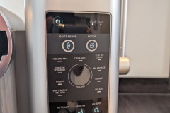 Von Sorbet über Gelato bis Soft Serve – die NC701EU bietet zwölf Programme und Extras wie Re-Spin und Mix-In. (Foto: Testsieger.de)