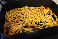 Auch als Heißluftfritteuse macht der Woodfire eine sehr gute Figur. Die Pommes sind sehr schnell fertig (Foto: Testsieger.de)