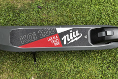 Das Trittbrett in Rot, Weiß und Schwarz ist nicht nur rutschfest, sondern verleiht dem Scooter auch eine sportliche Optik. (Foto: Testsieger.de)