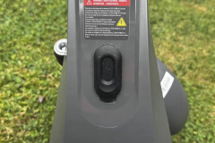 Der Ladeanschluss ist mit einer gummierten Abdeckung geschützt und einfach zugänglich. (Foto: Testsieger.de)