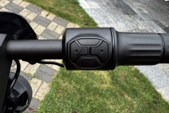 Rechts am Lenker sitzt der Gasgriff samt praktischen Blinker-Tasten – ein seltenes Feature in dieser Preisklasse. (Foto: Testsieger.de)