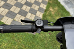 Links am Lenker befinden sich Klingel und Bremshebel für die Vorderradbremse. Beide sind gut erreichbar(Foto: Testsieger.de)