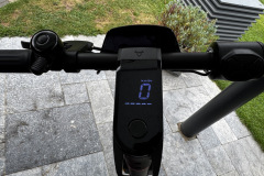 Das Display zeigt Geschwindigkeit, Akkustand und Fahrmodus – bei direkter Sonne allerdings mit leichten Reflexionen. (Foto: Testsieger.de)