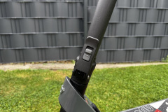 Der Hebelmechanismus ermöglicht das platzsparende Zusammenfalten des Scooters. (Foto: Testsieger.de)