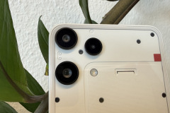 Das Triple-Kamerasystem des Phone (3a) Lite besteht aus Hauptsensor, Ultraweitwinkel und Makrokamera, eingefasst im typischen Nothing-Design. (Foto: Testsieger.de)