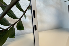 Die seitlich angebrachten Tasten des Nothing Phone (3a) Lite bieten guten Druckpunkt, wirken aber weniger hochwertig als bei teureren Modellen. (Foto: Testsieger.de)