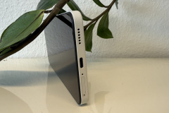 Auf der Unterseite des Phone (3a) Lite befinden sich USB-C-Port, Lautsprecher und der Hybrid-SIM-Slot mit microSD-Unterstützung. (Foto: Testsieger.de)