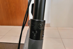 Odys NEO e100: Lenker mit Schrauben