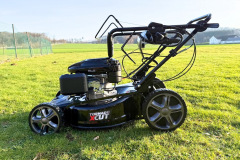 Der variable Hinterradantrieb entlastet spürbar und macht das Mähen komfortabel und ausdauernd. (Foto: Testsieger.de)