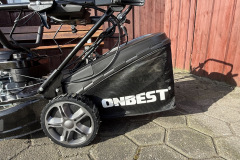 Der 60-Liter-Fangkorb füllt sich im Test gleichmäßig und hinterlässt auf der Mähfläche kaum Schnittgut, löst sich bei Unebenheiten aber gelegentlich aus seiner Halterung. (Foto: Testsieger.de)