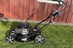 Auf offenen Rasenflächen macht der Mäher eine kraftvolle Figur, bringt aber knapp 38 Kilogramm auf die Waage und stößt in engen Gärten mit Kurven und Hindernissen schnell an seine Grenzen. (Foto: Testsieger.de)