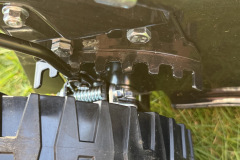 Die zentrale Schnitthöhenverstellung reguliert alle 4 Räder per Hebel und deckt 25 bis 75 Millimeter in 7 Stufen ab, was im Test unkompliziert und zuverlässig funktioniert. (Foto: Testsieger.de)