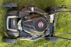 Der 196-Kubikzentimeter-Motor mit 6,5 PS liefert im Test auf beiden Testflächen ausreichend Kraft und kommt dabei ohne einen einzigen Aussetzer oder Blockaden aus. (Foto: Testsieger.de)