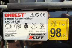 Das Typenschild liefert alle relevanten Eckdaten auf einen Blick: 196 Kubikzentimeter Hubraum, 53 Zentimeter Schnittbreite und ein garantierter Schallleistungspegel von maximal 98 Dezibel. (Foto: Testsieger.de)