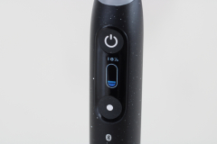 Oral-B iO Series 10 Elektrische Zahnbürste Nahaufnahme Display mit Akkustandsanzeige