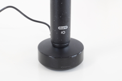Oral-B iO Series 10 Elektrische Zahnbürste Nahaufnahme Zahnbürste auf Ladestation