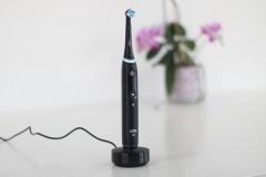 Oral-B iO Series 10 Elektrische Zahnbürste Gesamtansicht Zahnbürste auf Ladestation