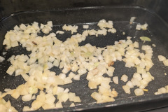 Zuverlässige Ergebnisse beim Anbraten: Der tiefe Topf des Multikochers verteilt die Hitze gleichmäßig und eignet sich ideal für Schmorgerichte und Risotto. (Foto: Testsieger.de)