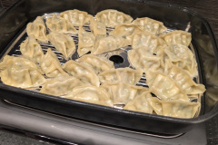 Die Dampfplatte zeigt ihre Stärke: Selbst gefrorene Gyoza gelingen nach rund zehn Minuten schonend und gleichmäßig durchgegart. (Foto: Testsieger.de)