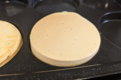 Perfekte Minipfannkuchen ohne Öl: Die Pancake-Platte sorgt für gleichmäßige Bräune und begeistert mit ihrer hochwertigen Antihaftbeschichtung. (Foto: Testsieger.de)
