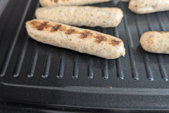 Indoor-Grillen ohne Rauch: Die Antihaft-Grillplatte liefert in kurzer Zeit appetitliche Röstaromen und überzeugende Bratergebnisse. (Foto: Testsieger.de)