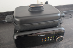 Praktischer Allrounder für vielseitige Gerichte: Mit geschlossenem Deckel arbeitet das 6-in-1-System besonders effizient und aroma­schonend. (Foto: Testsieger.de)