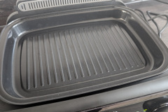 Die Grillplatte des Multikochers überzeugt durch schnelle Hitzeentwicklung und gleichmäßige Röstaromen, ideal für Würstchen und Fleisch. (Foto: Testsieger.de)