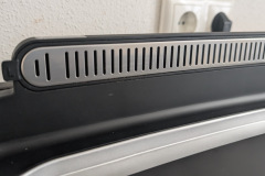 Das integrierte Abluftsystem führt Dämpfe in einen Wassertank und reduziert Rauch beeindruckend effektiv beim Indoor-Grillen. (Foto: Testsieger.de)