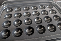 Bis zu 24 Snacks gleichzeitig: Die Partysnack-Platte eignet sich perfekt für Poffertjes, Käse-Kartoffel-Bällchen und Takoyaki. (Foto: Testsieger.de)