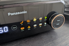 Die Kombination aus Drehrad und Touch-Tasten funktioniert intuitiv, auch wenn eine komplett berührungsempfindliche Steuerung konsequenter wäre. (Foto: Testsieger.de)