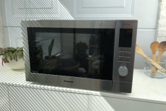 Die Panasonic NN-CD88: Ein vielseitiges Multitalent für die moderne Küche, das im Test durch hochwertige Verarbeitung, einfache Bedienung und besonders die überzeugende Grillfunktion punkten konnte. (Bild: Testsieger.de)