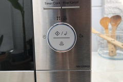 Blick auf das Bedienfeld der Panasonic NN-CD88: Die logische Anordnung der Tasten und des Drehreglers ermöglicht eine intuitive und einfache Handhabung. (Bild: Testsieger.de)