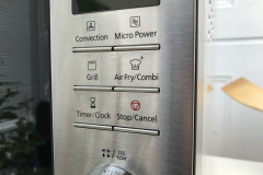 Detailansicht der Funktionsauswahl der Panasonic NN-CD88: Die separate Anwahl von Grill, Heißluft, Air Fry und Mikrowellenfunktion sowie die Kombinationsmöglichkeiten unterstreichen die Vielseitigkeit des Geräts. (Bild: Testsieger.de)