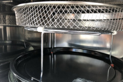 Der Airfry-Garkorb der Panasonic NN-CD88 im Detail: Dieses praktische Zubehör ermöglicht die Zubereitung knuspriger Speisen und wurde im Test als sinnvolle Ergänzung des Lieferumfangs hervorgehoben. (Bild: Testsieger.de)