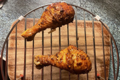 Hähnchenkeulen unter der Grillfunktion der Panasonic NN-CD88: Der Test zeigt, dass das Gerät beim Grillen gute Ergebnisse liefert und Speisen wie diese appetitlich bräunt. (Bild: Testsieger.de)