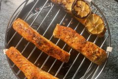 Mit der Grillfunktion der Panasonic NN-CD88 zubereiteter Lachs: Im Test überzeugte die Grillfunktion mit knuspriger Haut und zartem Inneren – ein Ergebnis, das dieses Bild eindrücklich zeigt. (Bild: Testsieger.de)