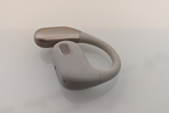 Detailverliebt: Die RB-F10 überzeugen durch saubere Verarbeitung ohne sichtbare Spaltmaße – das matte Finish unterstreicht das hochwertige Erscheinungsbild. (Foto: Testsieger.de)