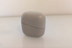 Schlicht und elegant: Das formschöne Case mit abgerundeten Kanten schützt die Hörer unterwegs zuverlässig und ergänzt das minimalistische Designkonzept. (Foto: Testsieger.de)