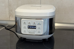 Mit seinem zurückhaltenden Design und dem übersichtlichen Bedienfeld fügt sich der Panasonic SR-DA152 problemlos in unterschiedliche Küchenstile ein. (Foto: Testsieger.de)