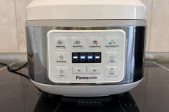 Die Tasten für White Rice, Brown Rice, Congee/Soup und Quick Cook/Steam reagieren zuverlässig und besitzen einen angenehm klaren Druckpunkt, die ausschließlich englische Beschriftung bleibt jedoch ein unnötiger Kritikpunkt. (Foto: Testsieger.de)