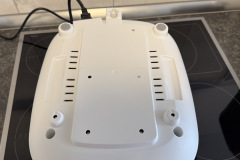 Dank der vier Anti-Rutschfüße steht der Panasonic SR-DA152 stabil auf der Arbeitsfläche und verrutscht auch beim Öffnen des Deckels nicht. (Foto: Testsieger.de)