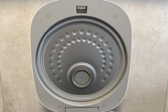 Die strukturierte Innenseite des Deckels mit zentralem Dampfventil trägt dazu bei, dass der Reiskocher im Test zuverlässig kein Überkochen produziert. (Foto: Testsieger.de)
