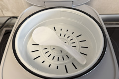 Der im Lieferumfang enthaltene Dampfeinsatz erweitert den Funktionsumfang des Reiskochers spürbar und ermöglicht das parallele Garen von Gemüse oder Fisch während der Reis kocht. (Foto: Testsieger.de)