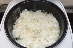 Der Basmatireis gelingt im Test gleichmäßig, körnig und saftig, die Körner trennen sich nach dem Auflockern sauber voneinander und behalten ihre Form ohne aufzuplatzen. (Foto: Testsieger.de)