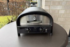 Ein eleganter Blickfang auf Balkon oder Terrasse: Der kompakte Pizzaofen verbindet pulverbeschichtetes Metall mit Edelstahl und wirkt hochwertig und modern. (Foto: Testsieger.de).